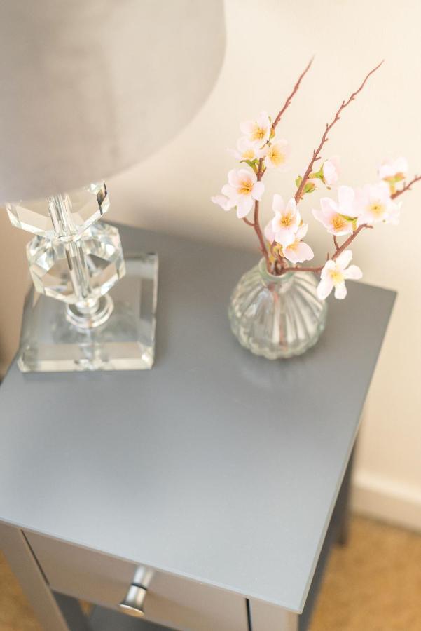 Elegant 2 Bedroom City Centre Apartment - Free Parking - Private Balcony EDI Eksteriør bilde